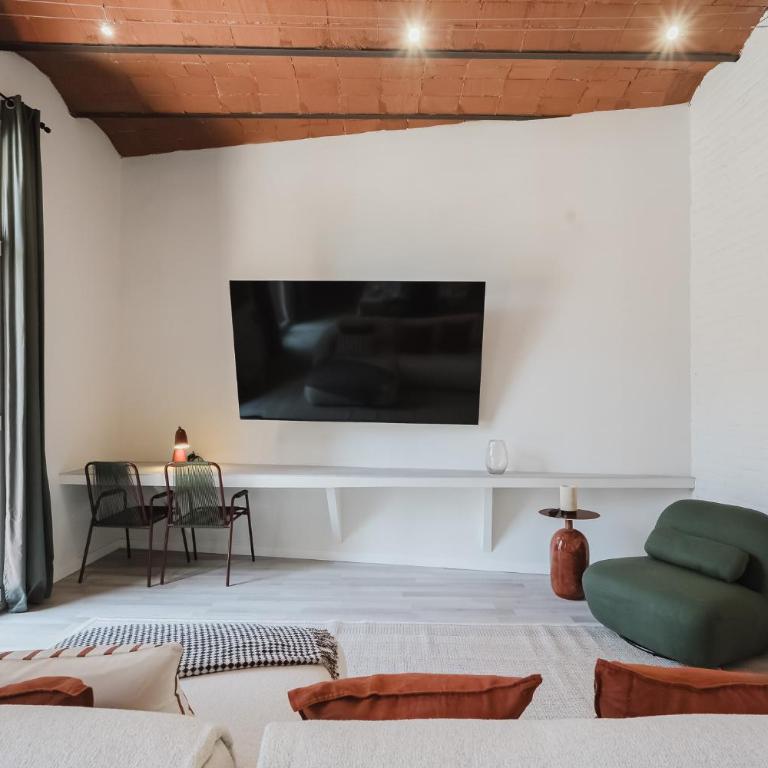 Elegant and Spacious Apartment Steps from Plaza Catalunya - Four-Bedroom Deluxe Apartment - 41