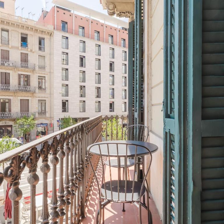 Elegant and Spacious Apartment Steps from Plaza Catalunya - Four-Bedroom Deluxe Apartment - 43