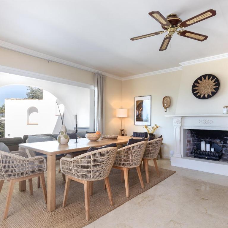Elegant Villa with Pool Terrace in Marbella - Villa - 8