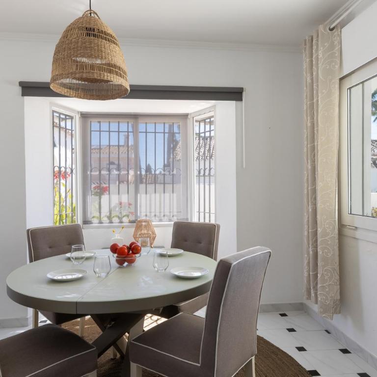 Elegant Villa with Pool Terrace in Marbella - Villa - 12