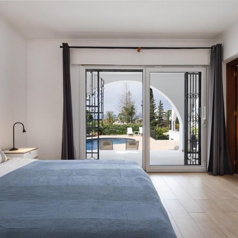 Elegant Villa with Pool Terrace in Marbella - Villa - 15