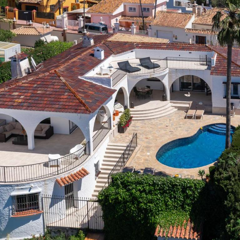 Elegant Villa with Pool Terrace in Marbella - Villa - 53