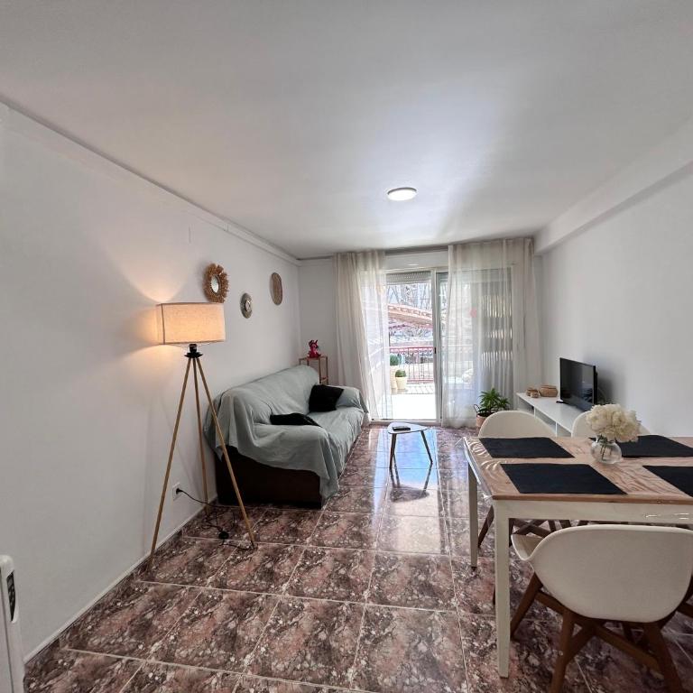 Zaragoza - Two-Bedroom Deluxe Apartment with Balcony - 7