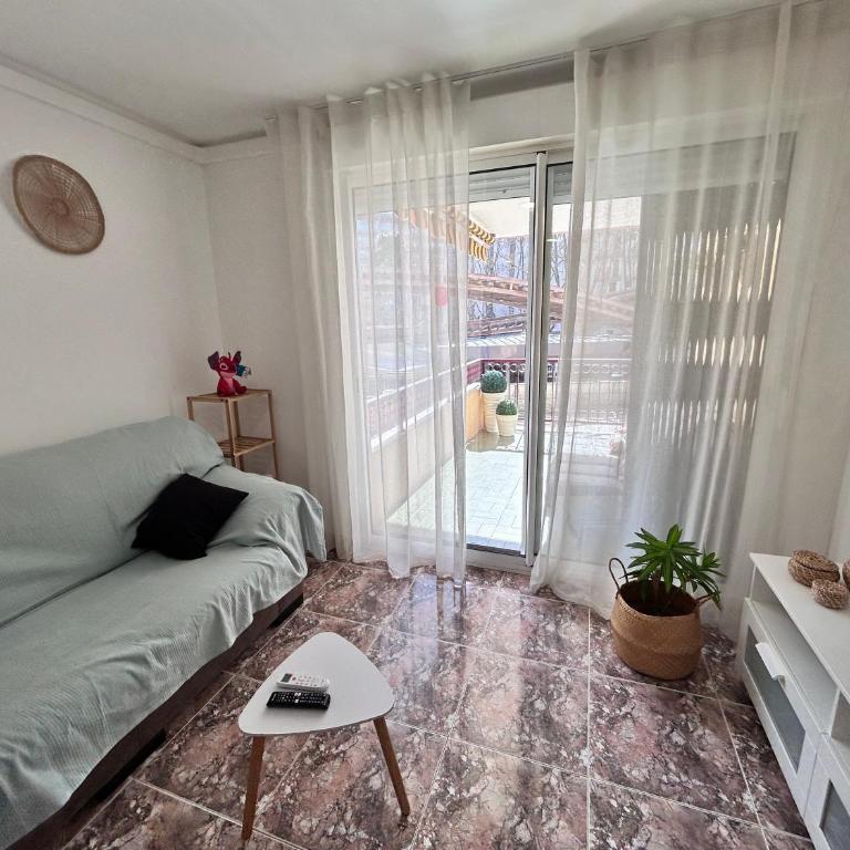 Zaragoza - Two-Bedroom Deluxe Apartment with Balcony - 2