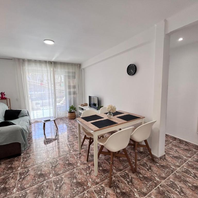 Zaragoza - Two-Bedroom Deluxe Apartment with Balcony - 16