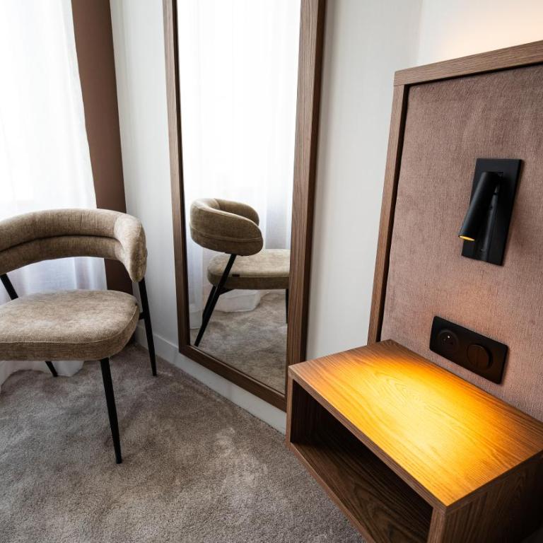 Hotel et Spa Des Beaux-Arts, a member of Radisson Individuals - Superior Room with Jacques Coeur Palace View - 6