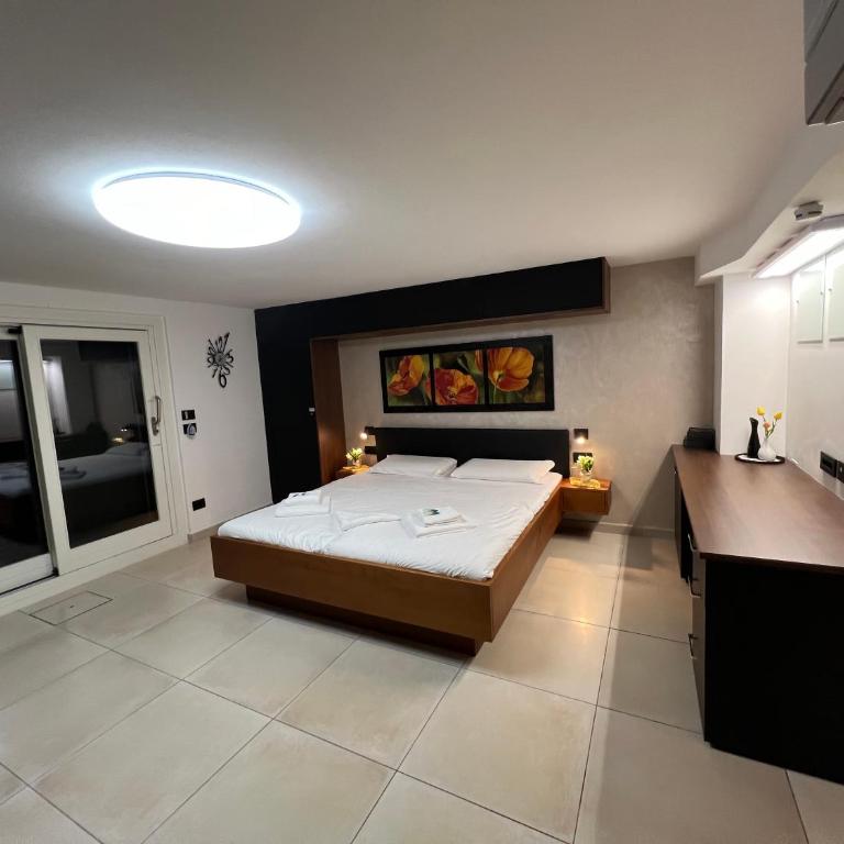 La Perla del Garda - Exclusive Lake & Pool Waterfront Residence - Two-Bedroom Apartment - 19