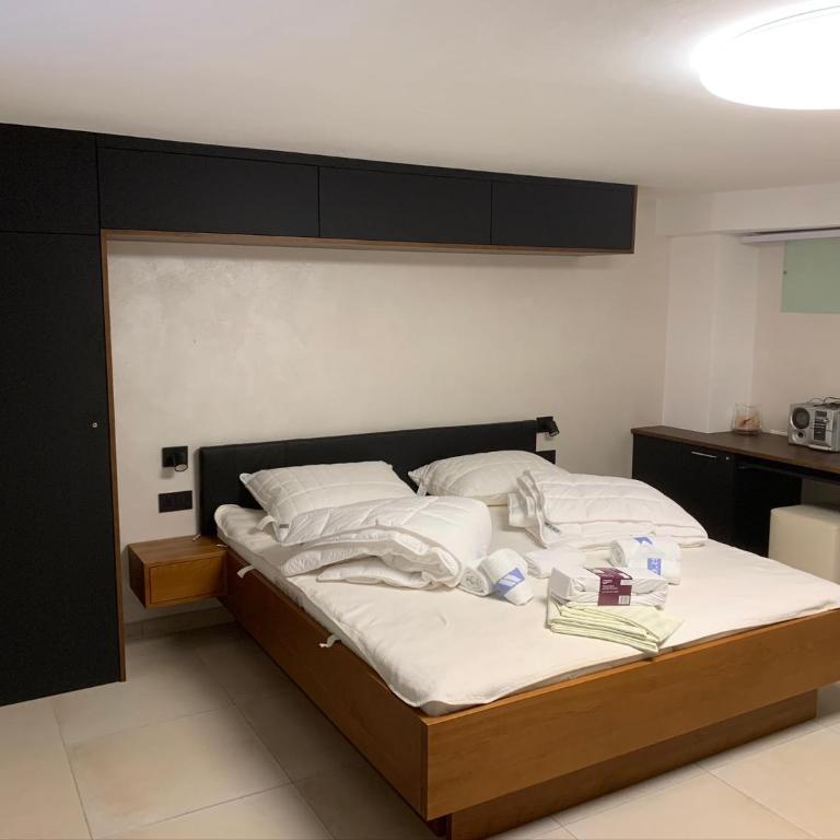 La Perla del Garda - Exclusive Lake & Pool Waterfront Residence - Two-Bedroom Apartment - 20