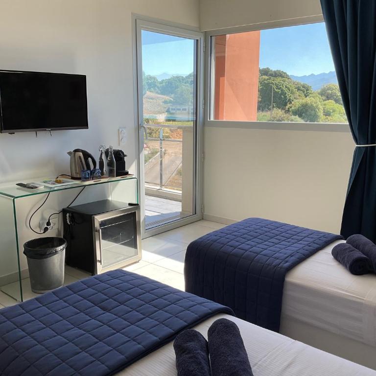 Suite avec 2 chambres d'hôtes pour 1 à 4 personnes avec vue mer, terrasse, parking privé, proche port et aéroport, petit déjeuner inclus - Suite avec Terrasse - 11
