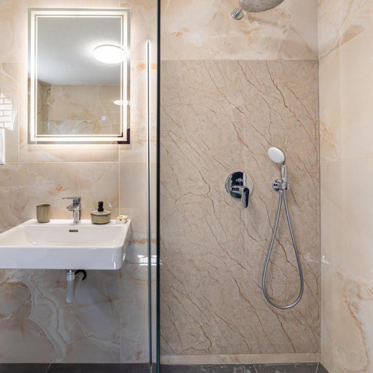 Green and Wood Design Apartments - near Airport with free parking - Apartman sa 1 Spavaćom Sobom - 35