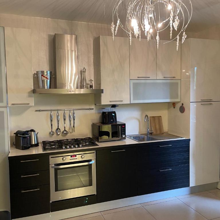 La Perla del Garda - Exclusive Lake & Pool Waterfront Residence - Two-Bedroom Apartment - 10