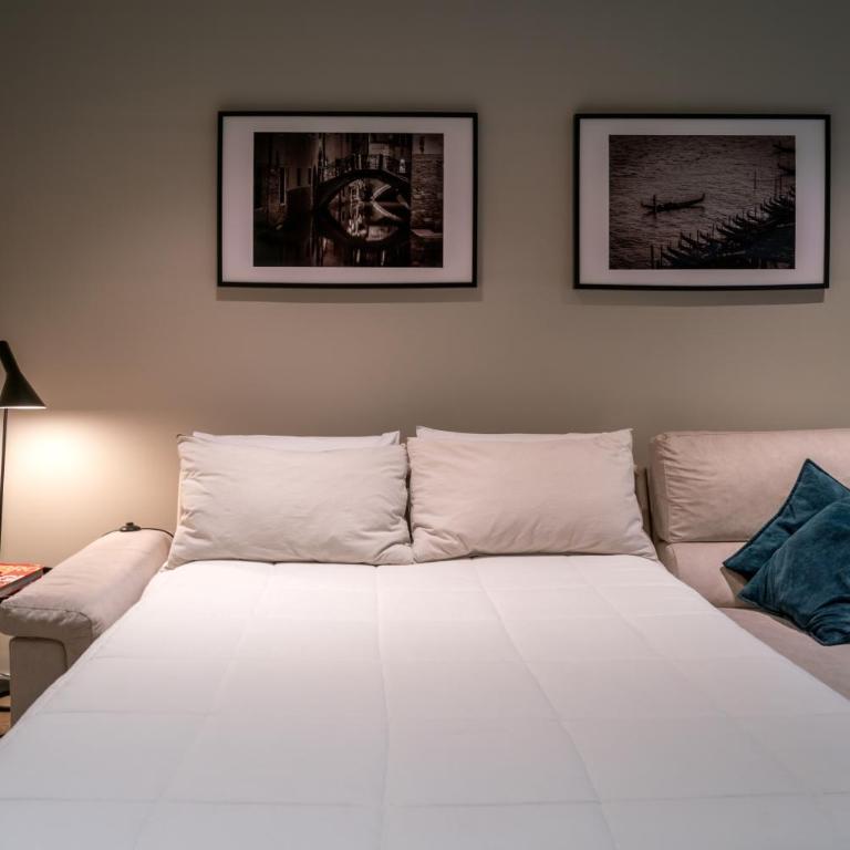 Moon 2BR Apt Modern Comfort Near Venice - Two-Bedroom Apartment - 4