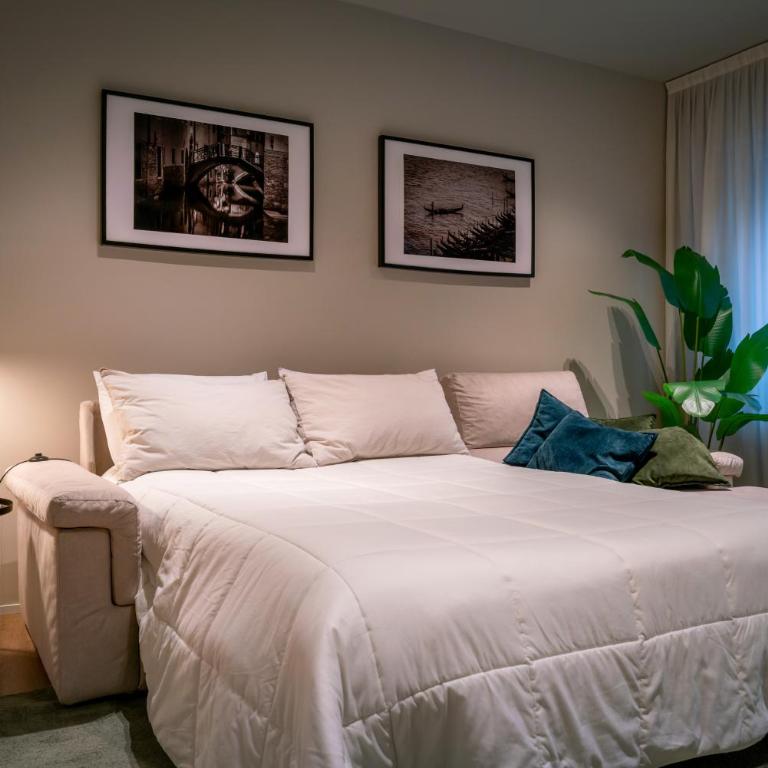 Moon 2BR Apt Modern Comfort Near Venice - Two-Bedroom Apartment - 3