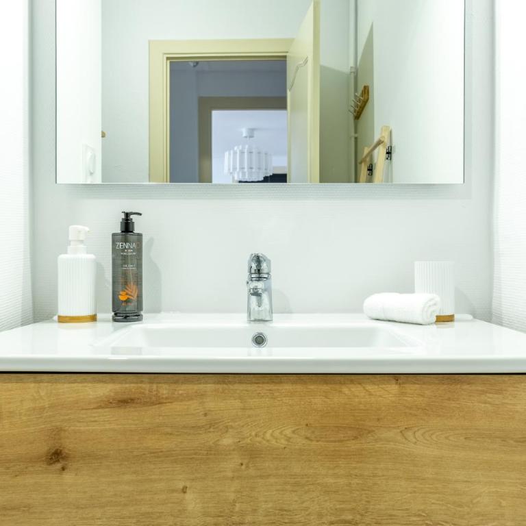 L'Instant Le Coq by PRIM0 C0NCIERGERIE - Three-Bedroom Apartment - 25