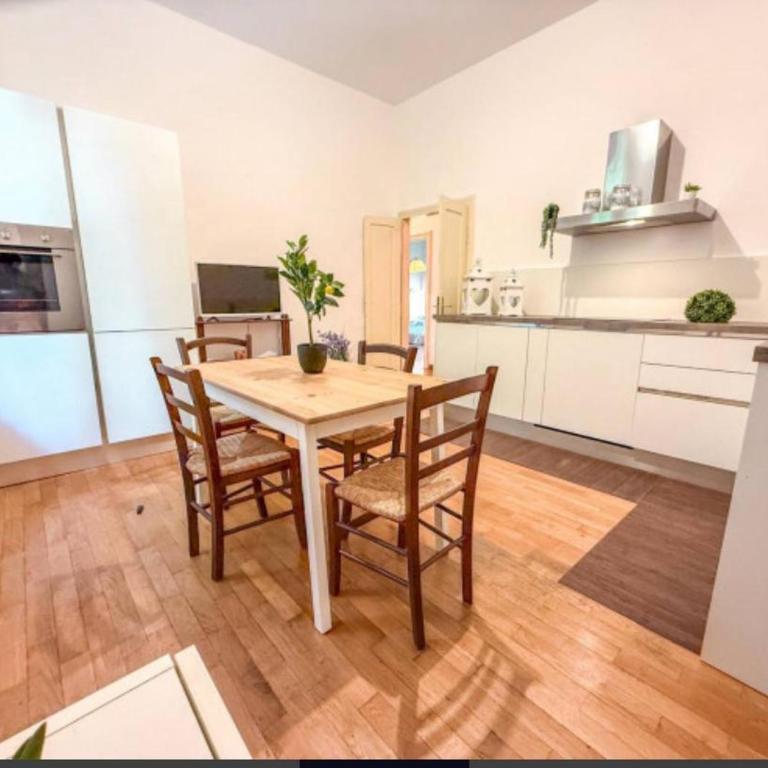 Villa Merlini - mare in pineta - Appartamento Deluxe con 2 Camere da Letto e Vista Giardino - 13