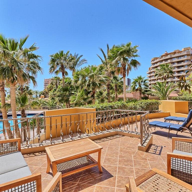 Coastal Calm Poolside Condo w Patio - Apartment mit 2 Schlafzimmern - 1