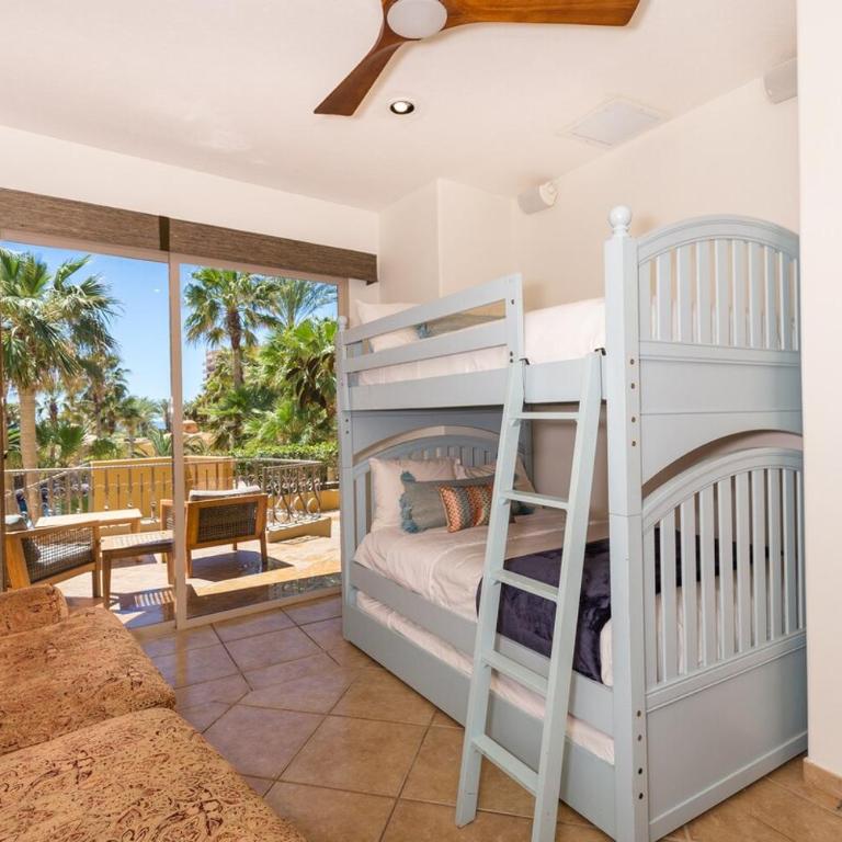 Coastal Calm Poolside Condo w Patio - Apartment mit 2 Schlafzimmern - 4