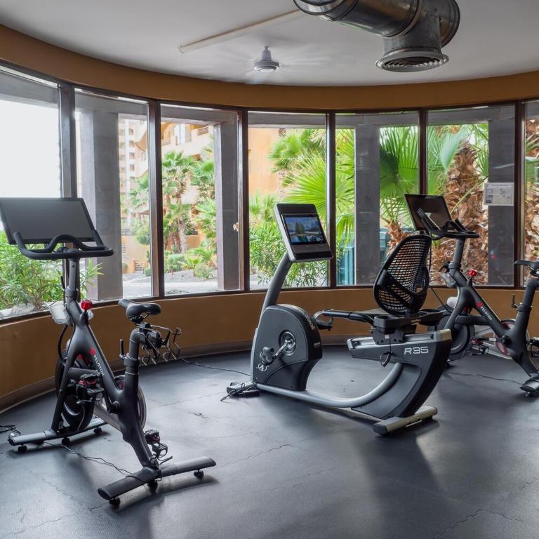 Coastal Calm Poolside Condo w Patio - Apartment mit 2 Schlafzimmern - 7