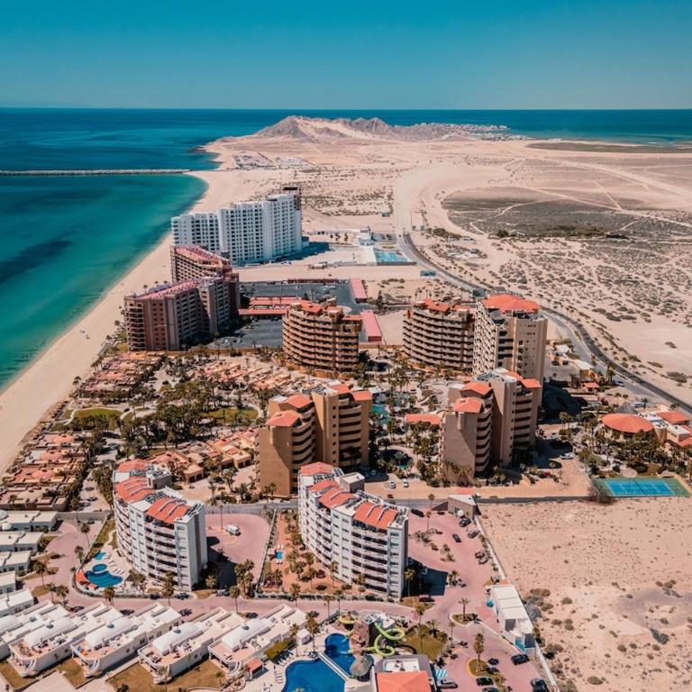 Coastal Calm Poolside Condo w Patio - Apartment mit 2 Schlafzimmern - 11