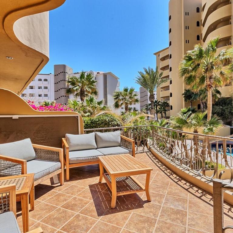 Coastal Calm Poolside Condo w Patio - Apartment mit 2 Schlafzimmern - 43