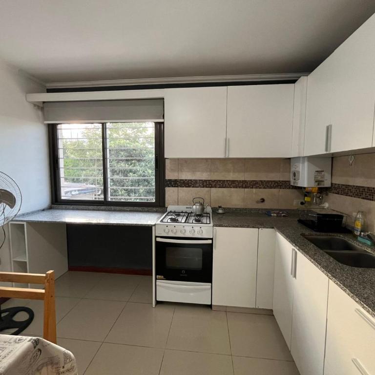 luminoso depto con cochera a pasos de peatonal - Apartamento de 2 dormitorios - 2
