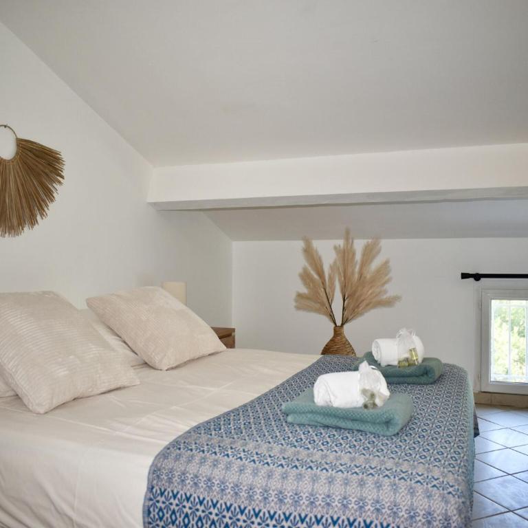 Seafront Palatino Apartment for 8 - Four-Bedroom Apartment - 10
