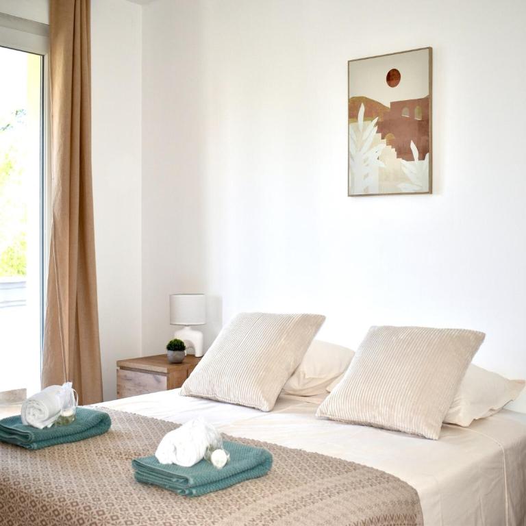 Seafront Palatino Apartment for 8 - Four-Bedroom Apartment - 9