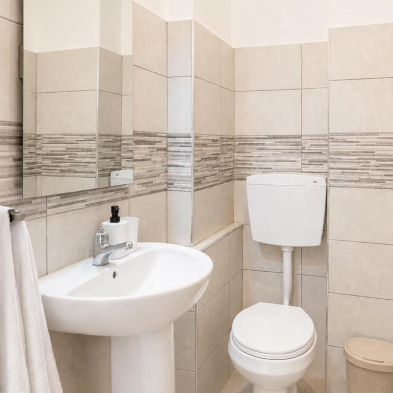 Large Family Apartment - 4 Bedrooms with free parking near San Paolo Metro & University by RHR - Four-Bedroom Deluxe Apartment - 18
