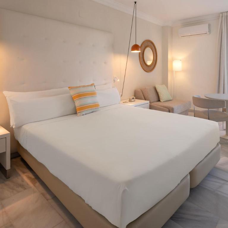 SOL by Meliá Málaga Guadalmar - Habitación Familiar de 2 dormitorios con vistas al mar - 4