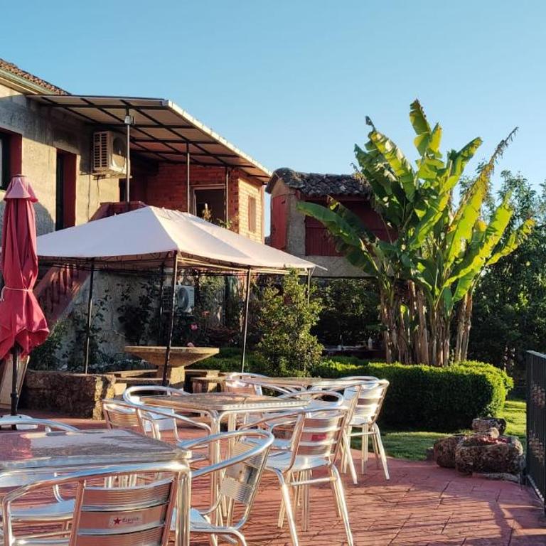 ALOJAMIENTO ENTERO CON PISCINA Y JARDIN. - Casa de 3 dormitorios - 64