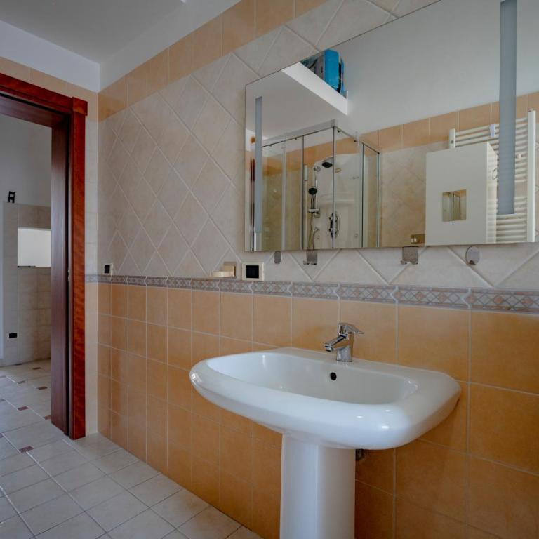 GuestHost - Grey Queen - One-Bedroom Apartment - 17