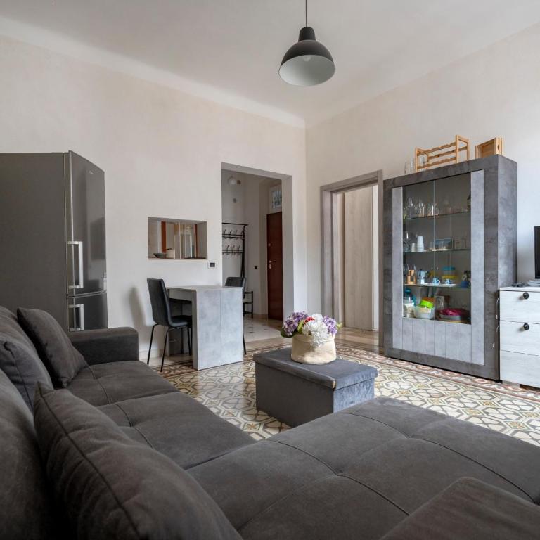 GuestHost - Grey Queen - One-Bedroom Apartment - 1
