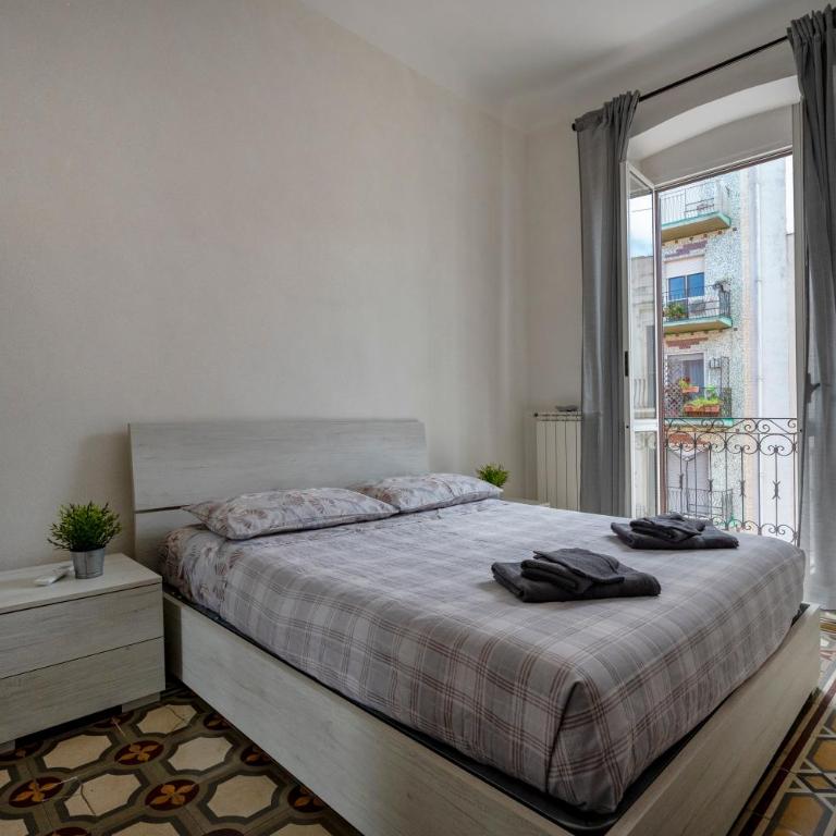 GuestHost - Grey Queen - One-Bedroom Apartment - 2