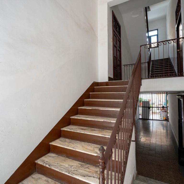 GuestHost - Grey Queen - One-Bedroom Apartment - 24