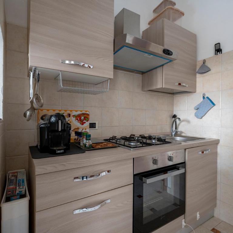 GuestHost - Grey Queen - One-Bedroom Apartment - 10