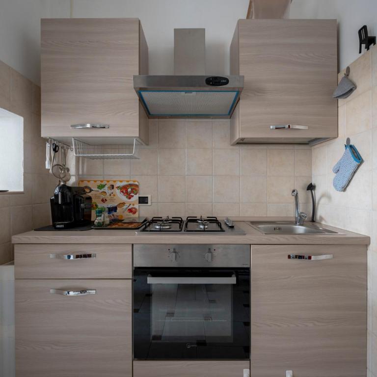 GuestHost - Grey Queen - One-Bedroom Apartment - 11