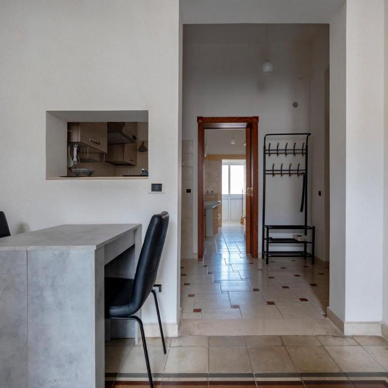 GuestHost - Grey Queen - One-Bedroom Apartment - 9