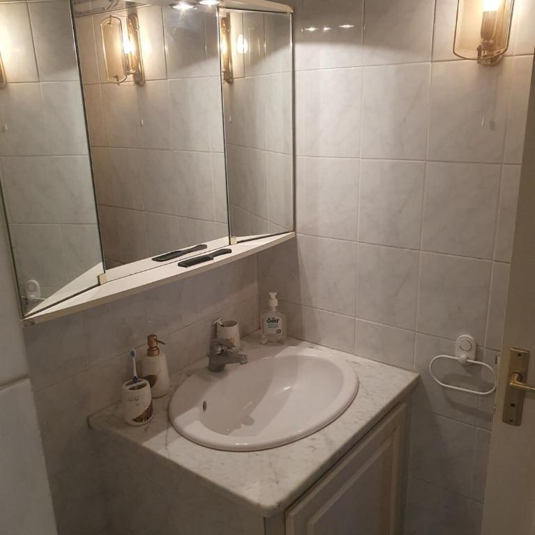 room for rent staying with a resident - Chambre Double avec Salle de Bains Commune - 7