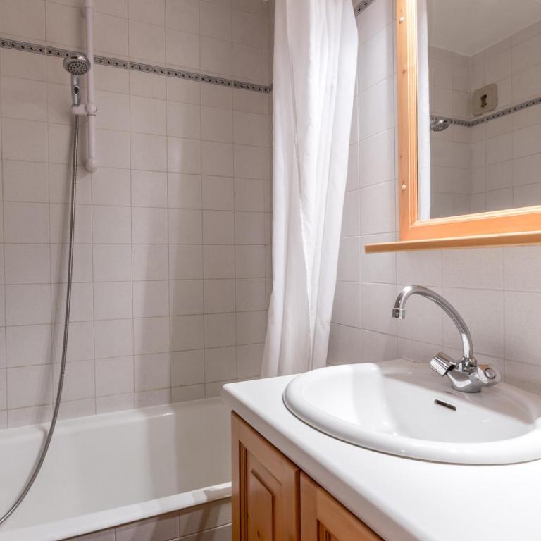 Studio sud, proche pistes / commerces, animaux admis, garage - FR-1-304-81 - Appartement (4 Adultes) - 9
