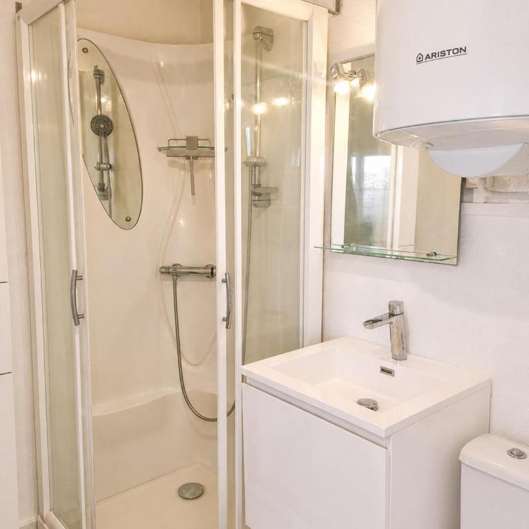 Studio B, 2 adultes et 1 enfant Terrasse et plage - One-Bedroom Apartment - 8