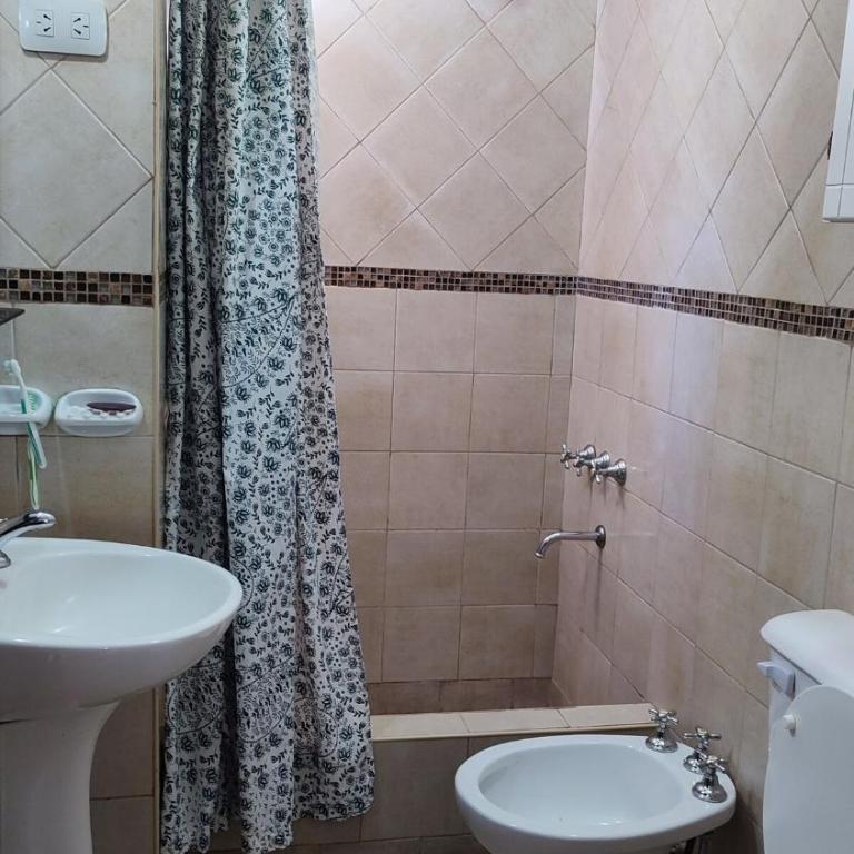 Casa grande con 3hab a 5 minutos del estadio y nodo tecnologico - Three-Bedroom House - 19