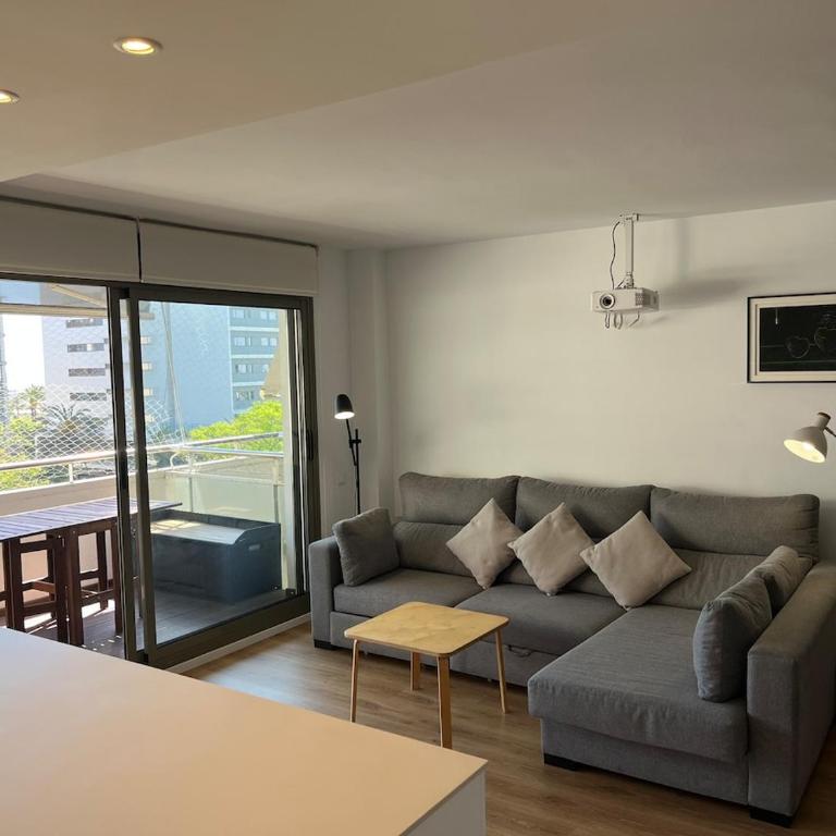 Bright Apartment with Sea Views - Three-Bedroom Apartment - 12
