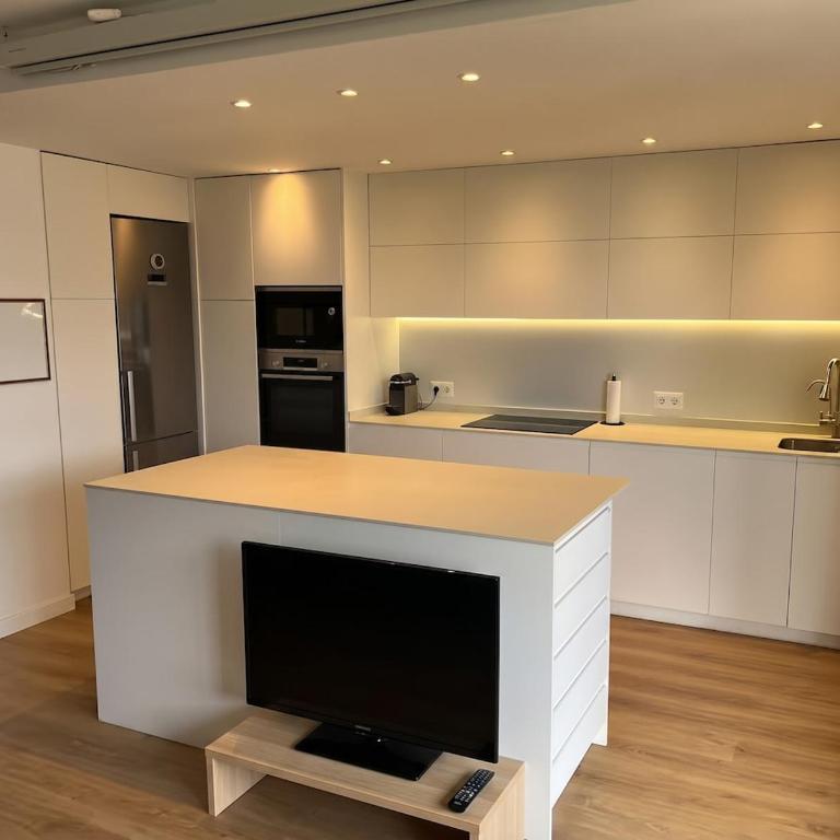 Bright Apartment with Sea Views - Three-Bedroom Apartment - 17
