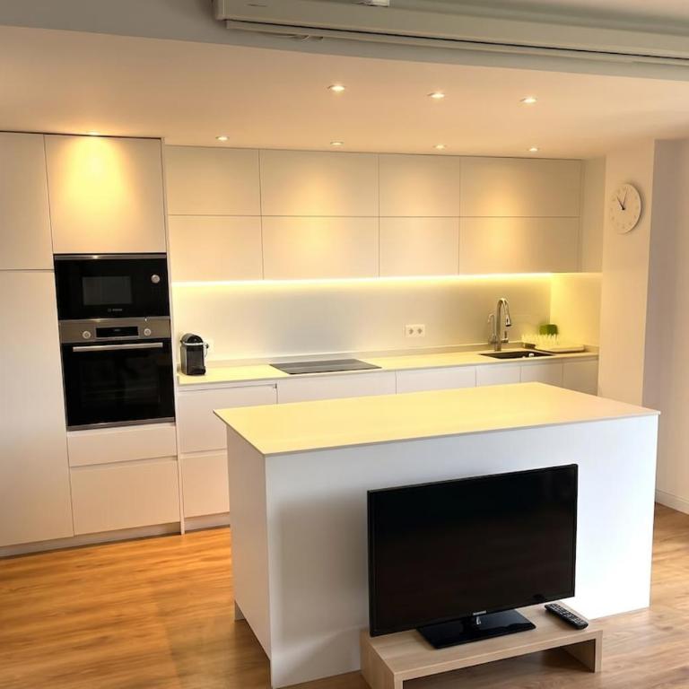Bright Apartment with Sea Views - Three-Bedroom Apartment - 15