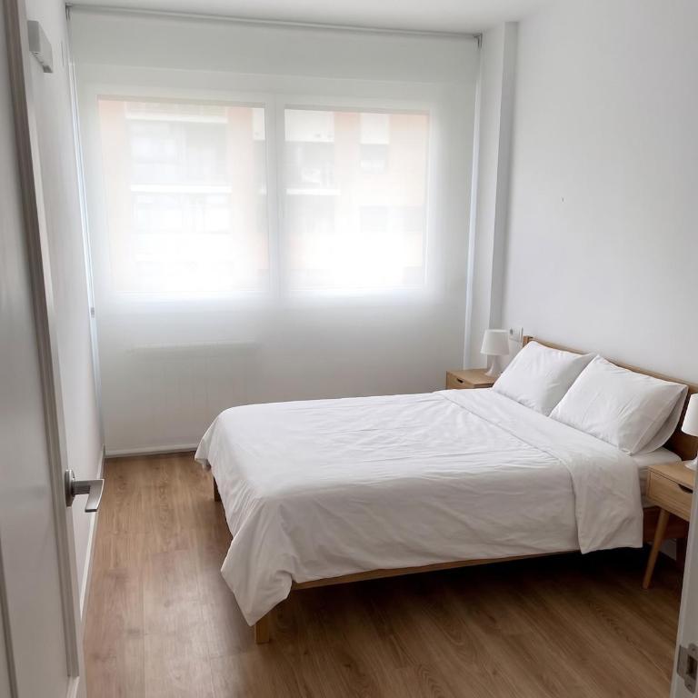 Bright Apartment with Sea Views - Three-Bedroom Apartment - 14