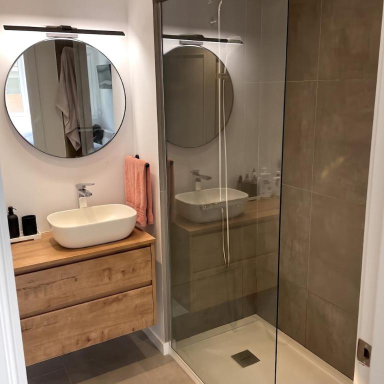 Bright Apartment with Sea Views - Three-Bedroom Apartment - 9