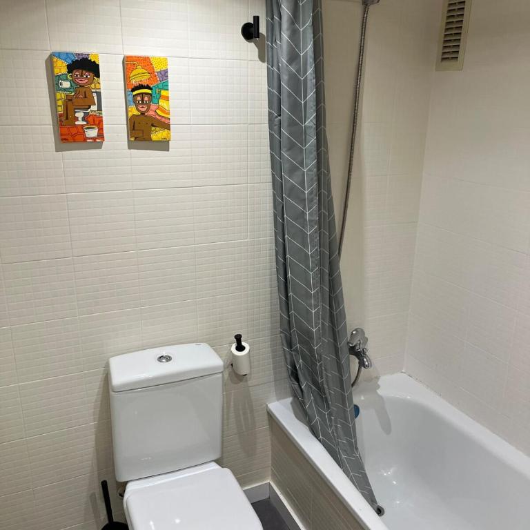 Bright Apartment with Sea Views - Three-Bedroom Apartment - 8