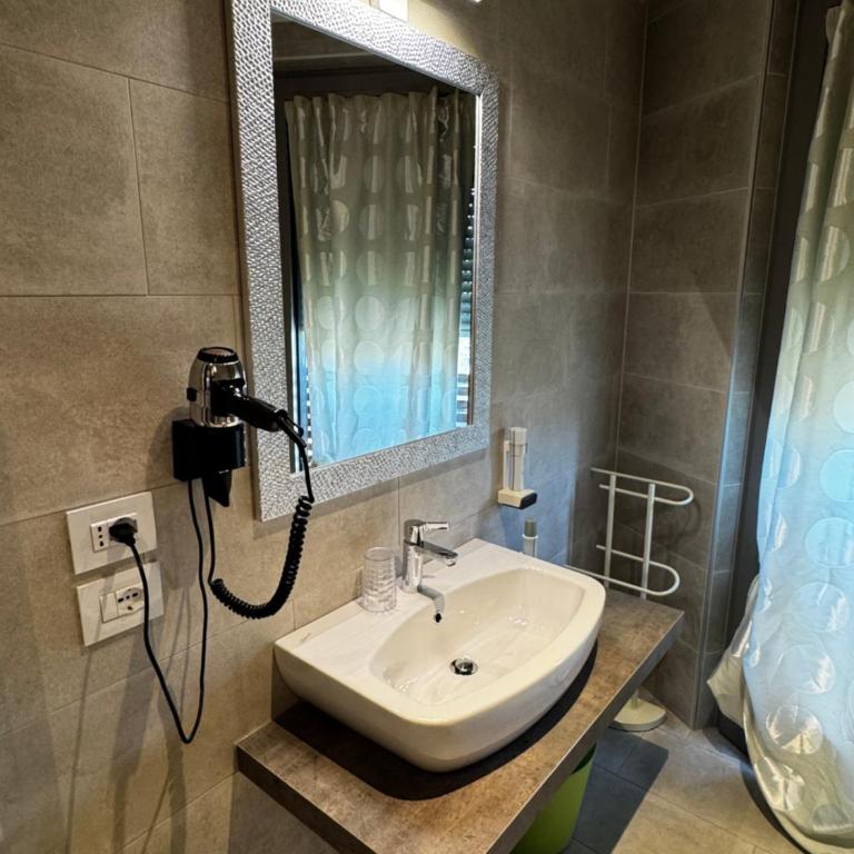 GardaBreak Rooms&Breakfast Holiday Apartments - Camera Deluxe Matrimoniale/Doppia con Letti Singoli con Vista Giardino - 6