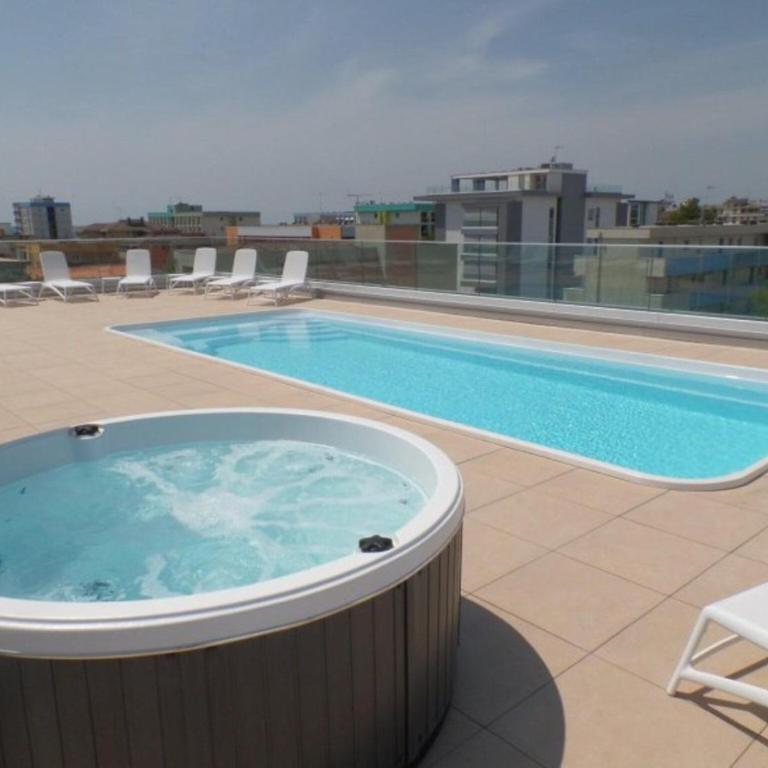 Contemporary hideaway with pool - Apartment - 16