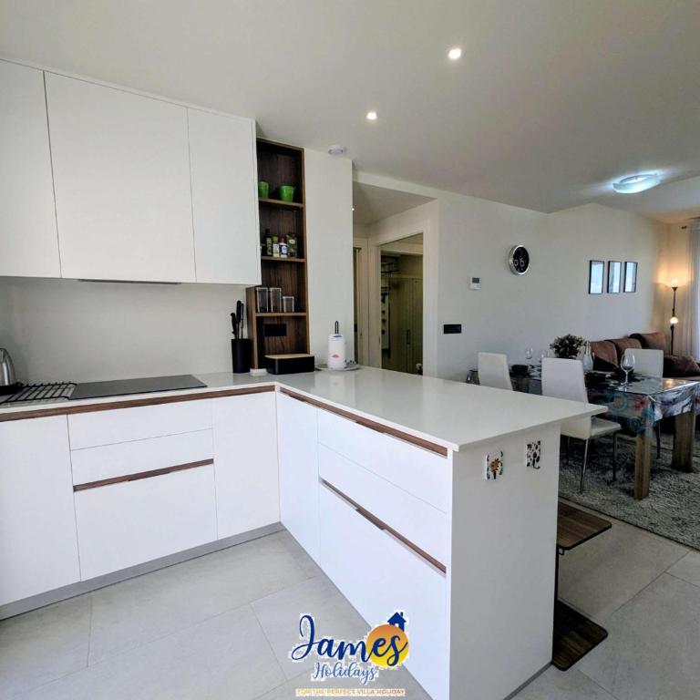 Sunny 2 Bed Retreat with Pool View LB86 - Apartamento - 11